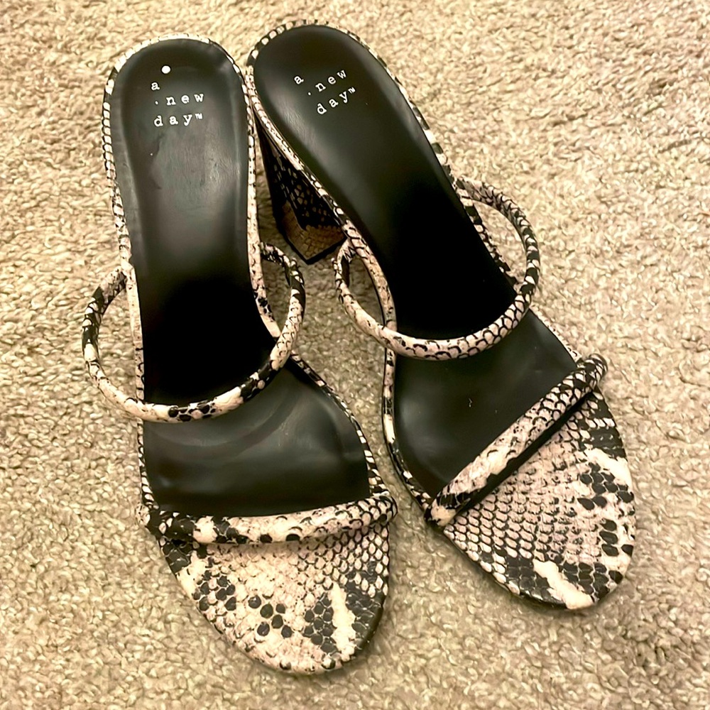 A new day snake print sandal block heeled strapy size 9.5